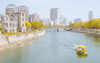 Hiroshima Guided Bike Tour with Okonomiyaki Dinner