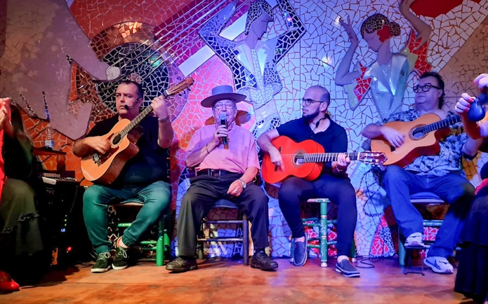 Musicians performing flamenco at El Toro y la Luna in Valencia.