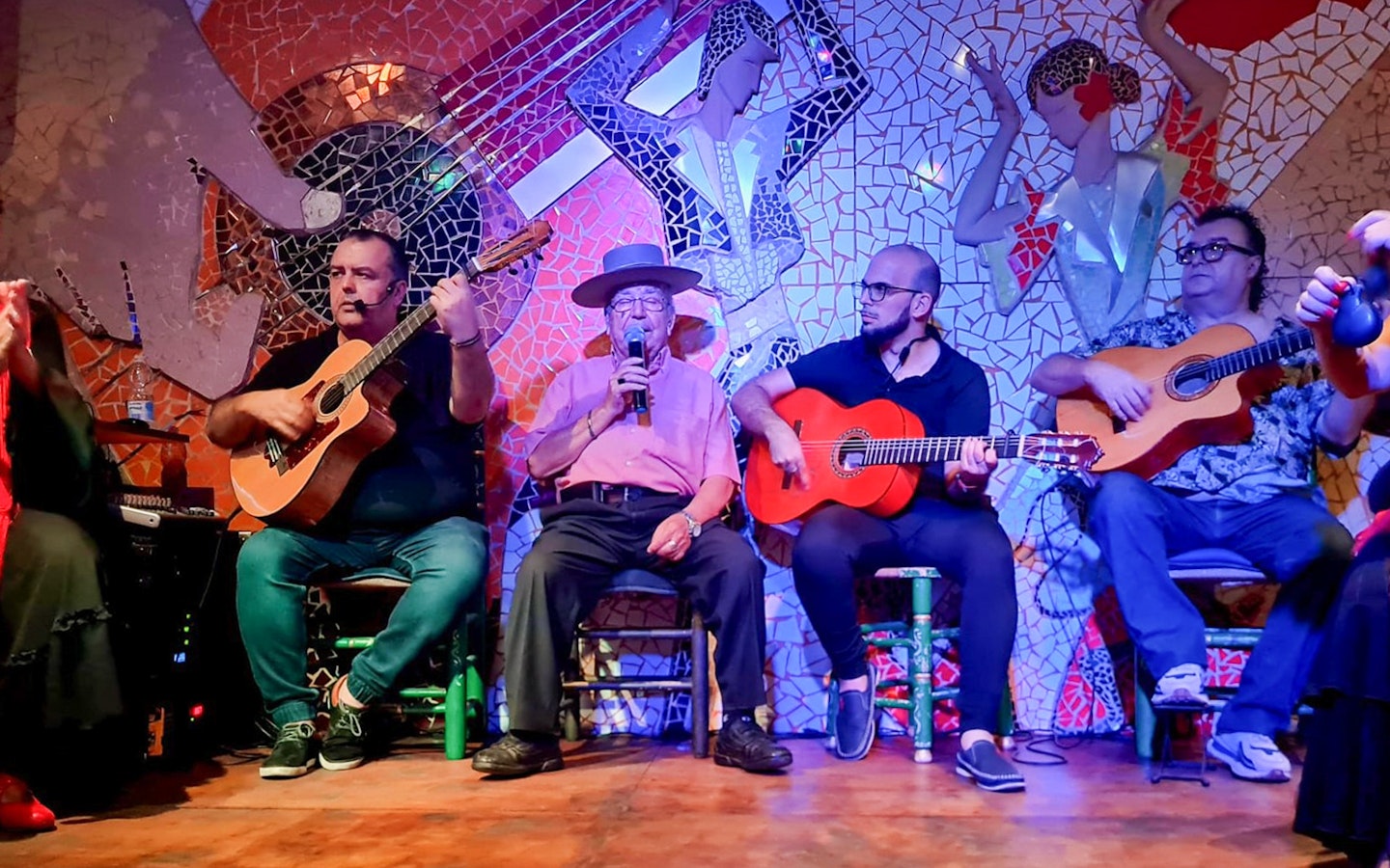 Musicians performing flamenco at El Toro y la Luna in Valencia.
