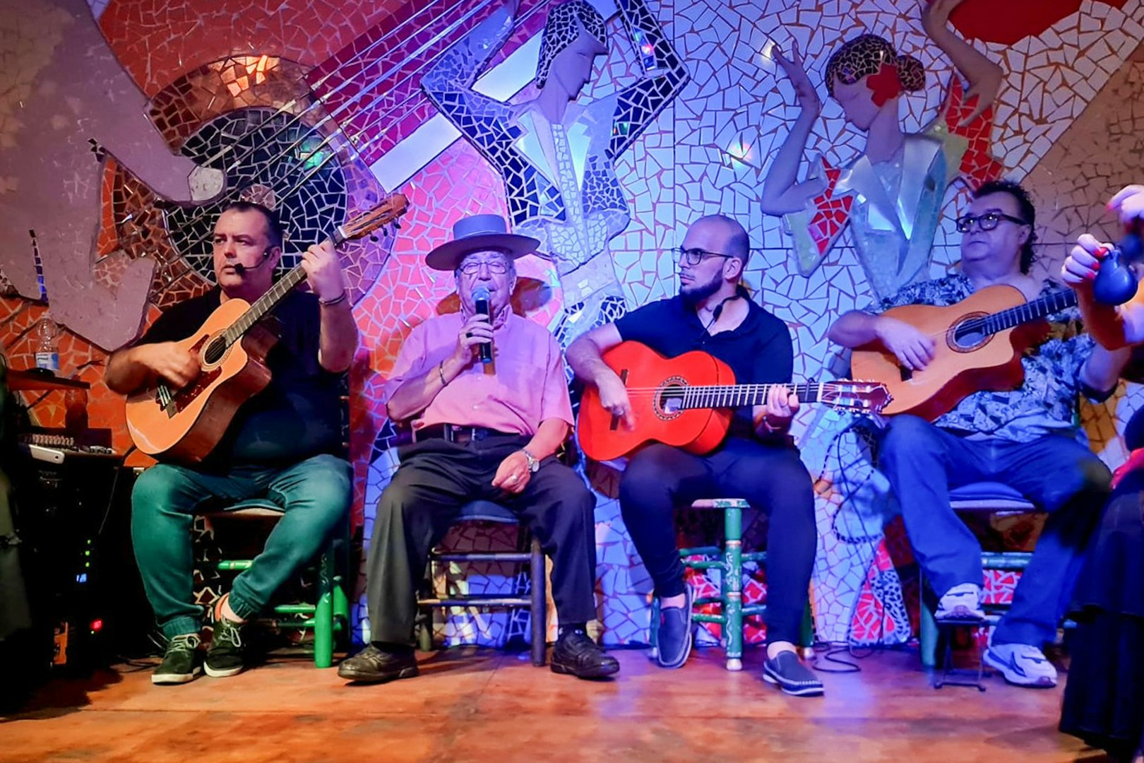 Musicians performing flamenco at El Toro y la Luna in Valencia.