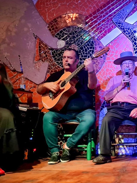 Musicians performing flamenco at El Toro y la Luna in Valencia.