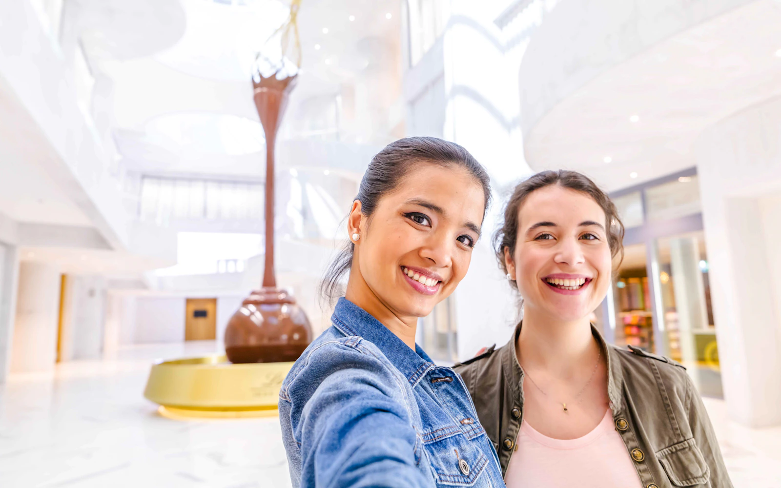 Zurich Guided City Tour with Lindt Home of Chocolate Museum Entry and Lake Zurich Cruise