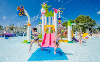 Children playing on colorful water slides at Parque Warner Beach.