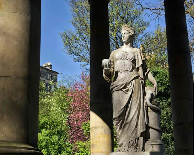 Romantic Edinburgh: Self-Guided City Exploration Game