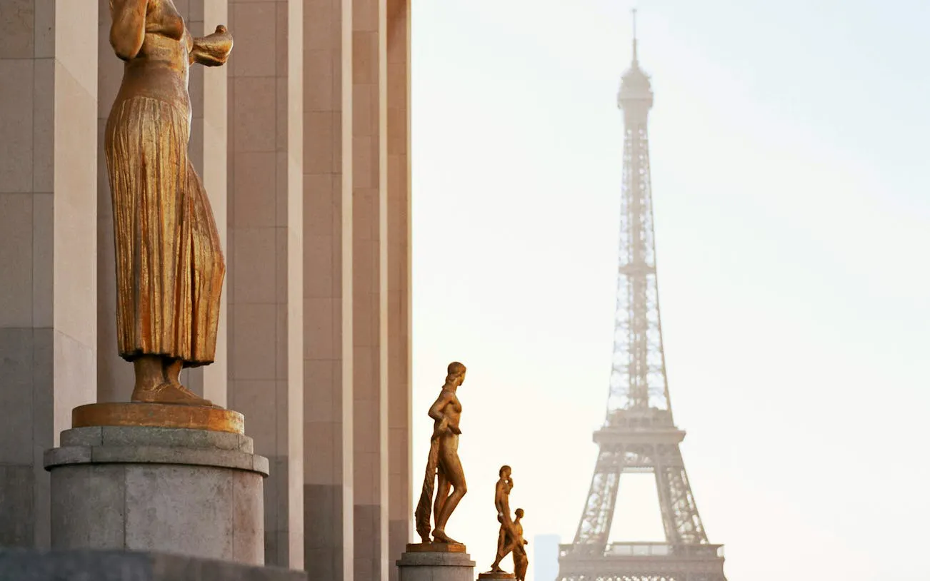 Eiffel Tower 2nd Floor Guided Tour with Reserved Access and Seine River Cruise Ticket Image 6