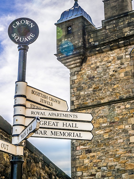 Signposts at Edinburgh Castle directing to Crown Square, Great Hall, and War Memorial.