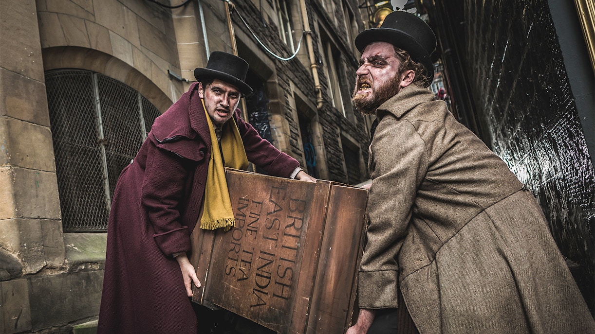 Two actors portraying Burke and Hare carrying a crate at Edinburgh Dungeon.