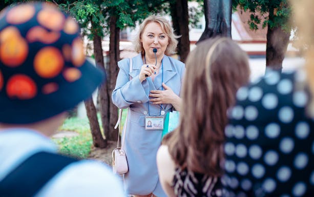 Guide speaking to tourists in Cordoba.