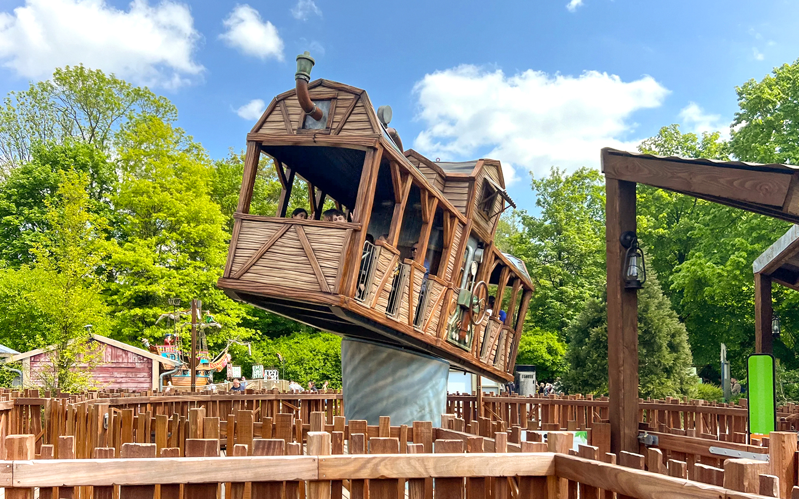 Des touristes à bord de la station Pssht se promènent dans la zone Canada du parc Bellewaerde.