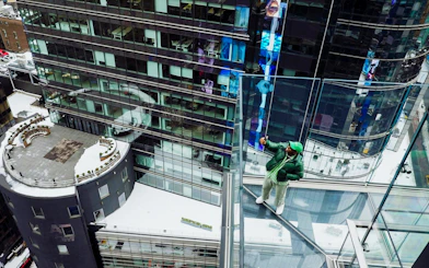 Bilete pentru pasarela One Times Square, cu lift din sticlă și pasarelă din sticlă