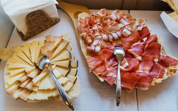 Cheese and cured meats platter on a guided tour of Anglona from Castelsardo.