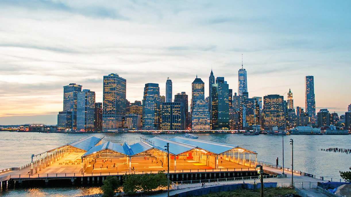 Brooklyn Heights Promenade view of Manhattan skyline at sunset.