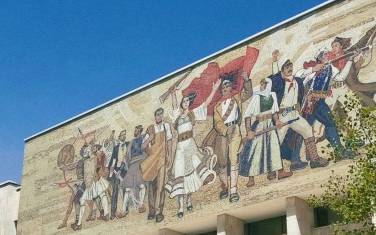 wandeltocht langs het straatvoedsel en de bezienswaardigheden van tirana – 6 gerechten, 1 zoetigheid, dhalle en water-2