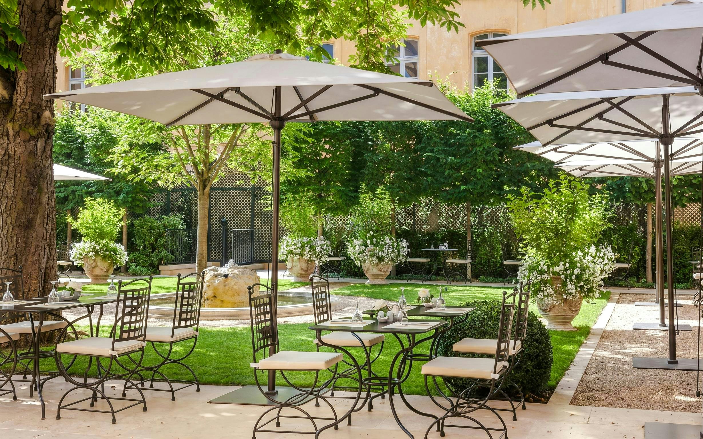 Outdoor café seating in the garden of Caumont Centre d’Art, Aix-en-Provence.