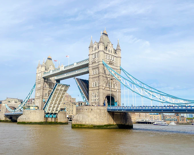Tower Bridge and Engine Rooms Guided Tour with Thames River Cruise