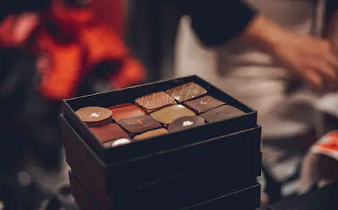 passeio a pé em grupo reduzido por paris: passagens cobertas e le marais, com degustação de chocolates do alain ducasse-1