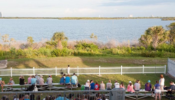 Kennedy Space Center atrás dos portões.