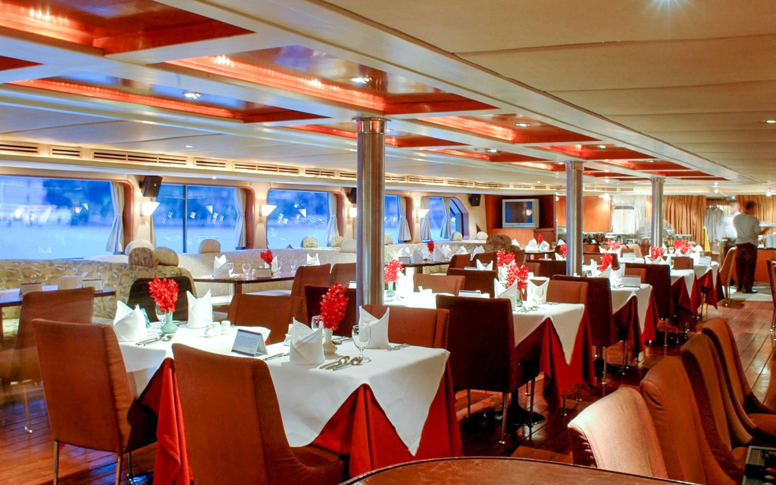 Dinner seatings on the Grand Pearl Dinner Cruise, Bangkok