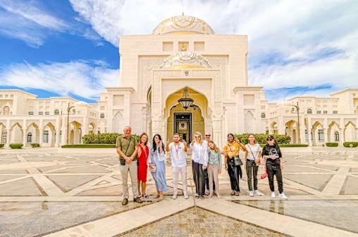 Von Dubai aus: Abu Dhabi Stadtrundfahrt mit Sheikh Zayed Grand Mosque
