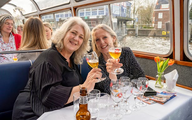 Guests enjoying beer tasting on a cruise in Haarlem.