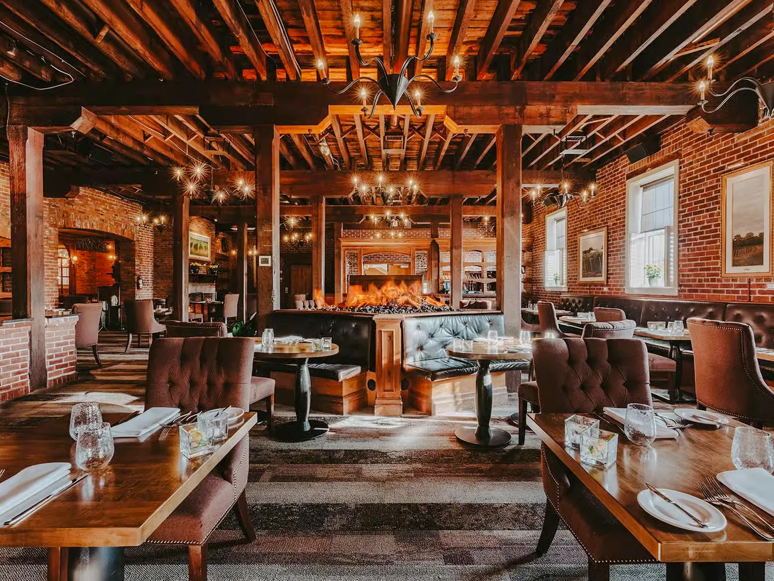 à partir de toronto : visite œnologique dans la région des châteaux d'eau de niagara avec dégustations de vin dans trois domaines viticoles et un dîner à trois plats au pillar & post-8