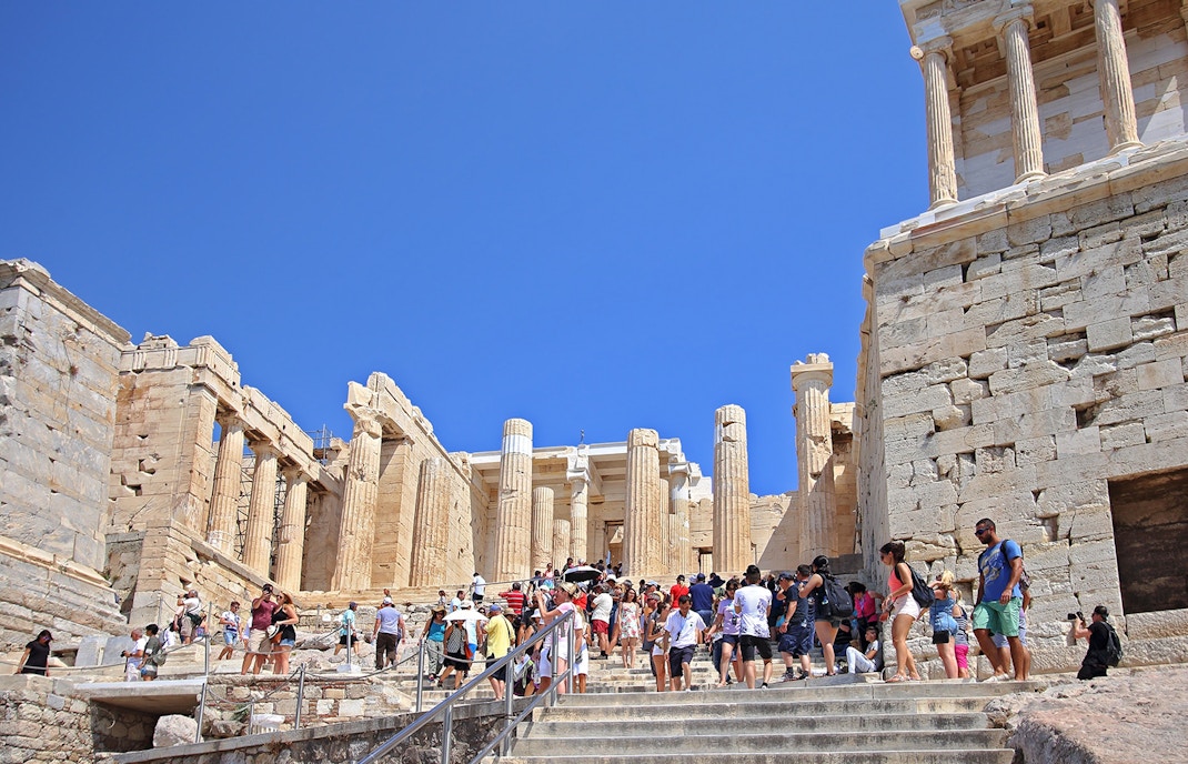 Besuchergruppe in der Akropolis von Athen in Griechenland