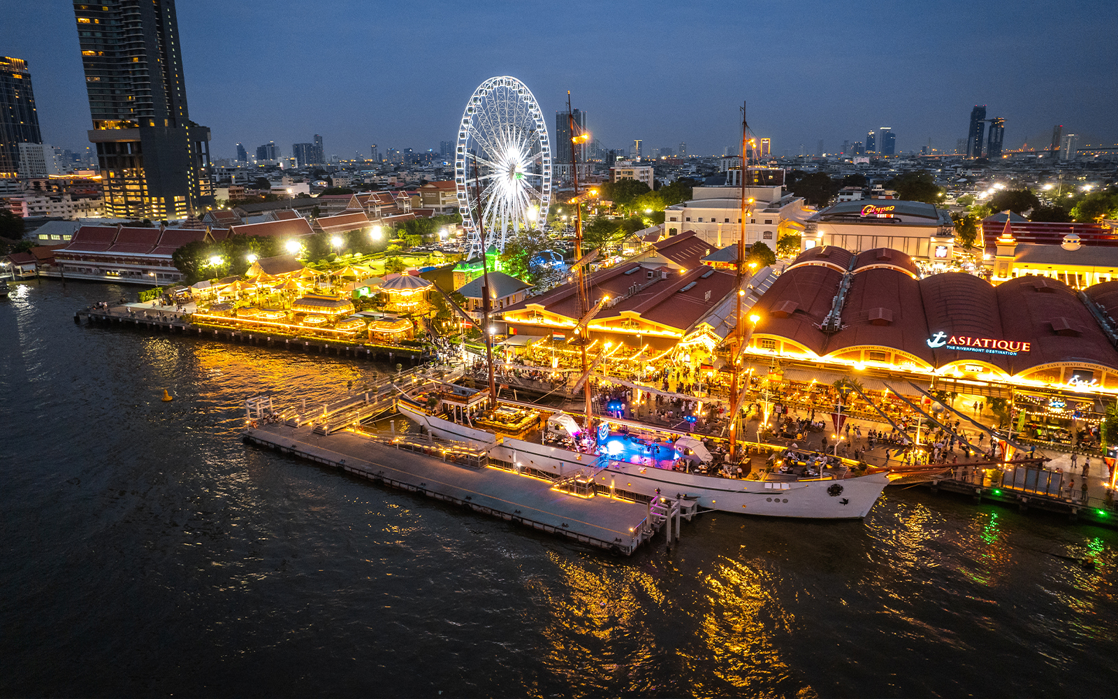 Asiatique El muelle frente al río