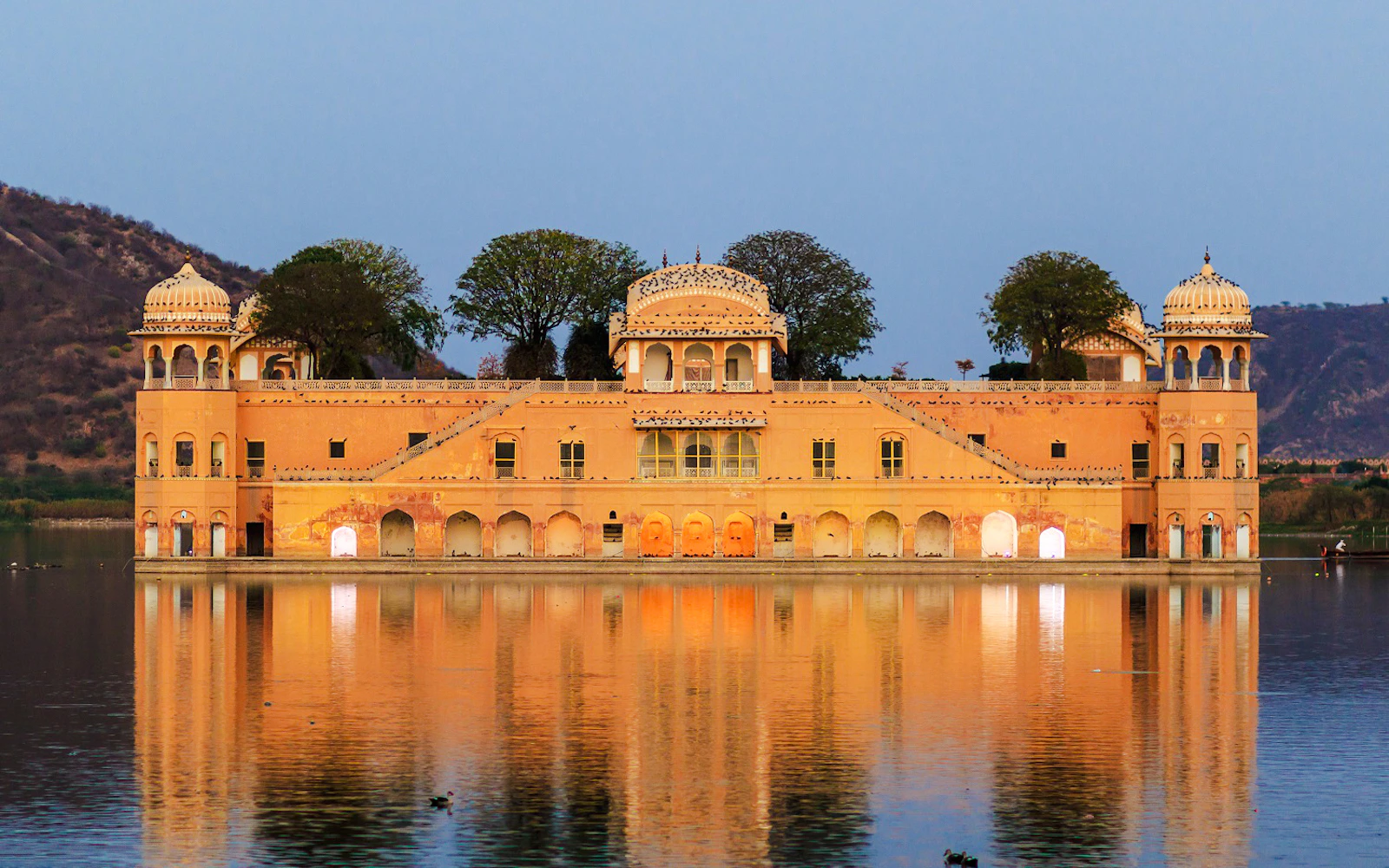Jaipur Private Sightseeing Tour by Car with Guide, Entry Tickets, Lunch & Hotel Transfers