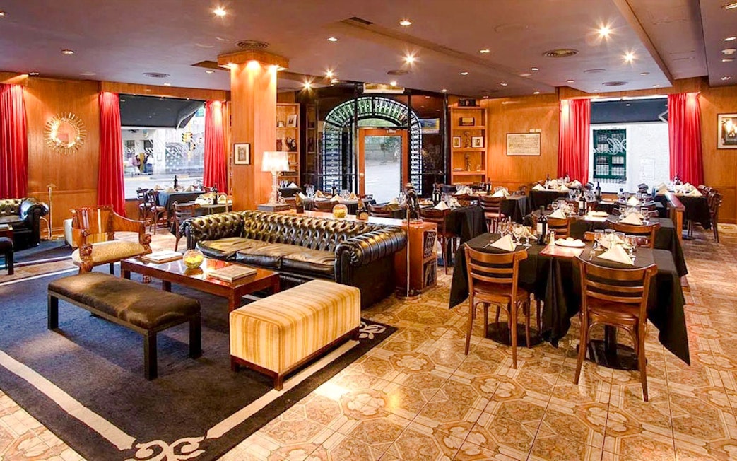 Dinning area at El Viejo Almacén with tables set for guests.