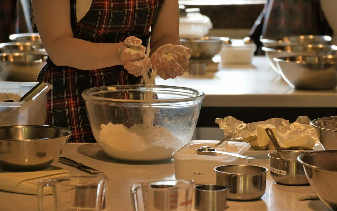 Seadas preparation in a Tortolì cooking class, Nuoro.