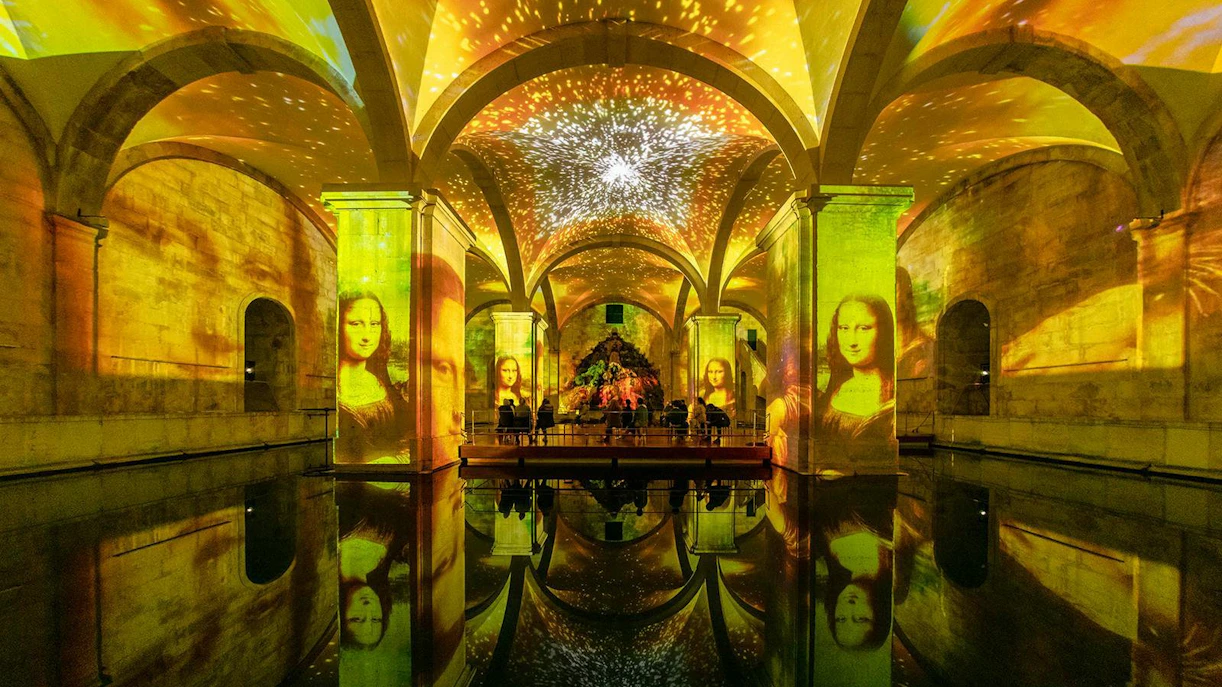 Da Vinci and Michelangelo art projections in a Lisbon exhibition hall.