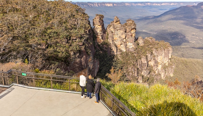 Visitors at Echo Point, viewing the 3 sisters, Blue Mountains