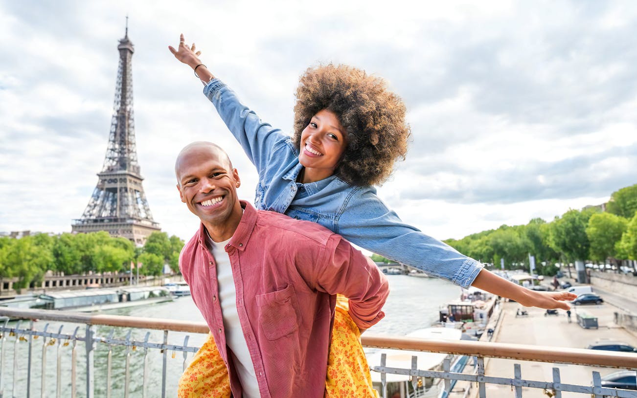 Couple enjoying a private photoshoot with the Eiffel Tower in the background, Paris.