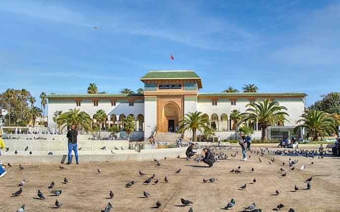 Palace of Justice on Mohammed V Square, Casablanca, with people and pigeons in the foreground.