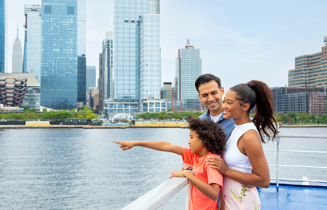 https://cdn-imgix.headout.com/media/images/e2dddea34fc237afc42828e14bc804ff-27691-new-york-new-york-signature-dinner-cruise-06.jpg