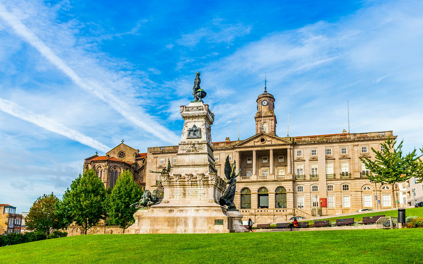 Palais de la bourse de Porto avec bus Hop-On Hop-Off au premier plan, Porto, Portugal.