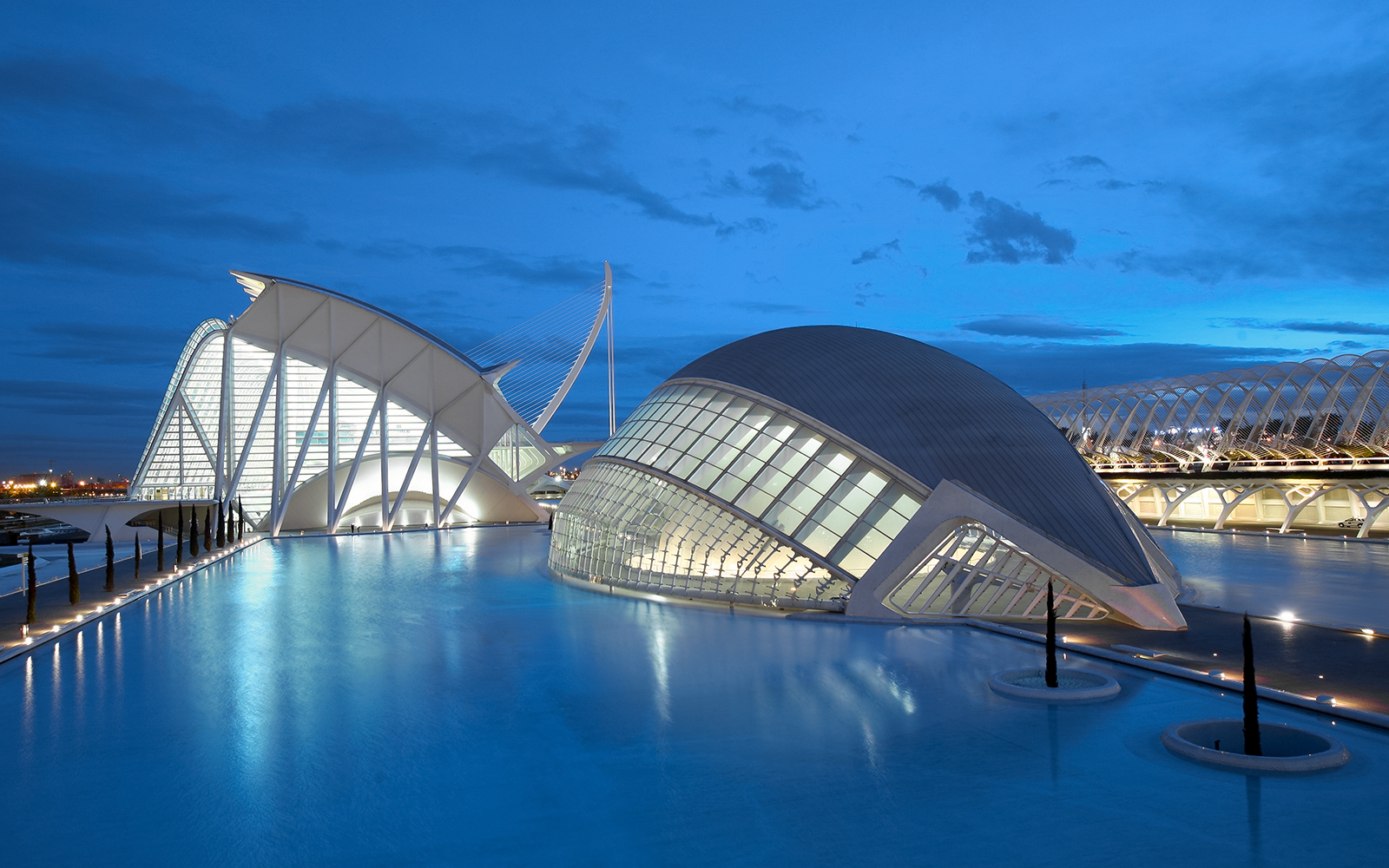 Oceanogràfic and Hemisfèric buildings in Valencia at dusk, reflecting in water.
