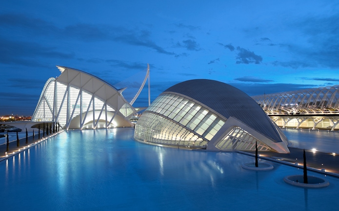 Oceanogràfic and Hemisfèric buildings in Valencia at dusk, reflecting in water.