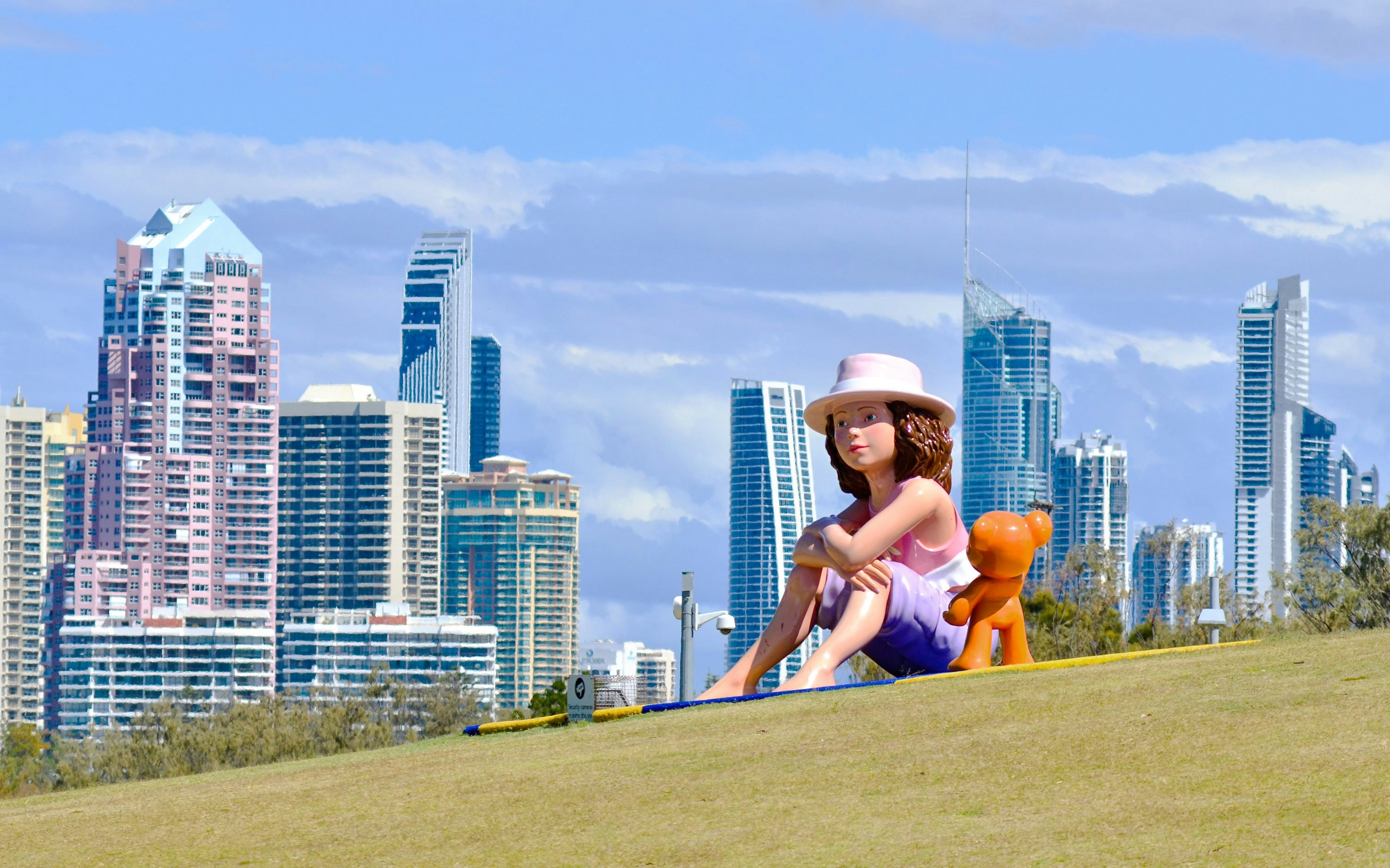 La scultura conosciuta come "Maddie & teddy bear Mike" situata a The Hill nel Southport Broadwater Parklands nella Gold Coast.