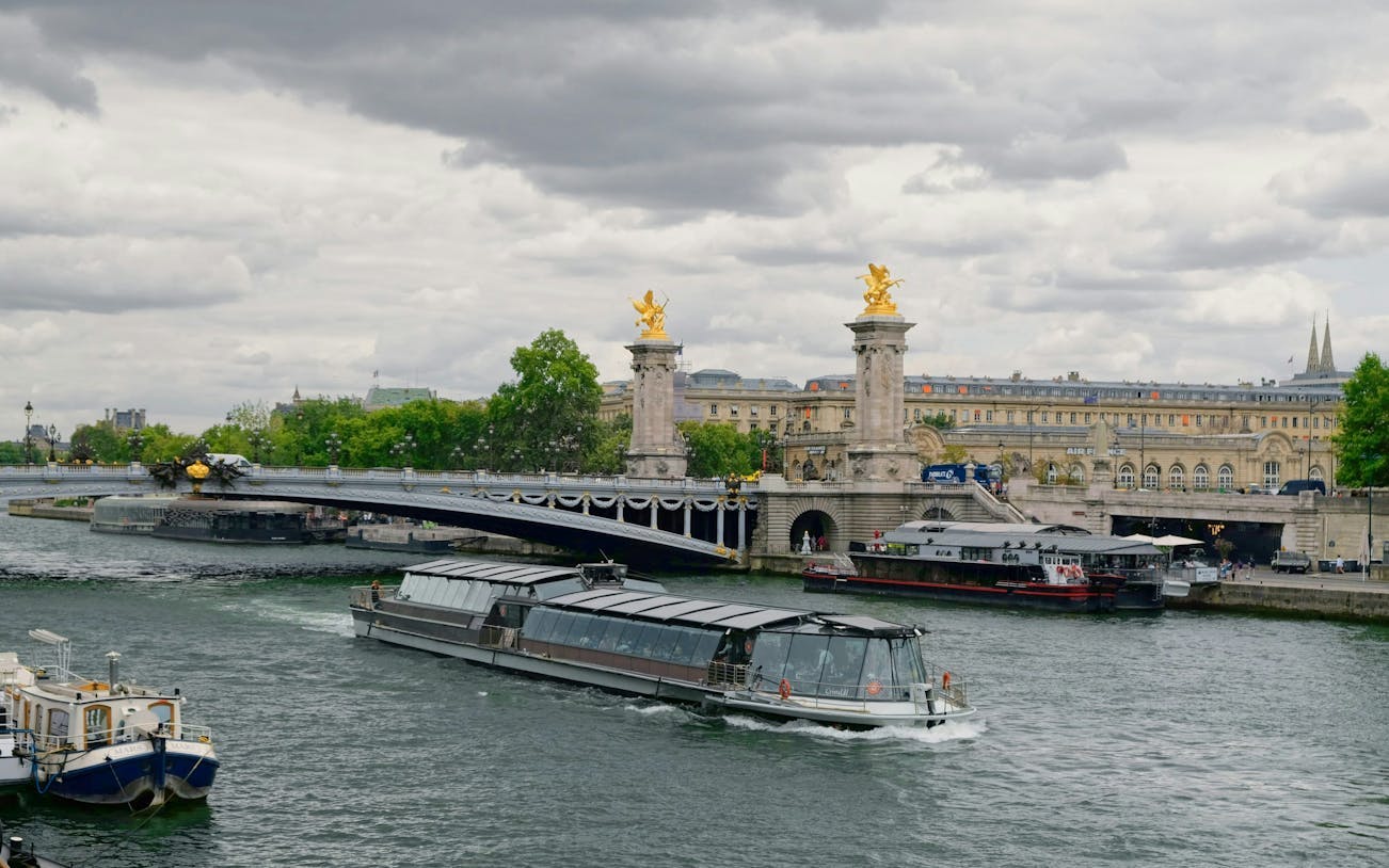 visite guidée du 2e étage de la tour eiffel avec accès prioritaire et billet pour une croisière sur la seine-5