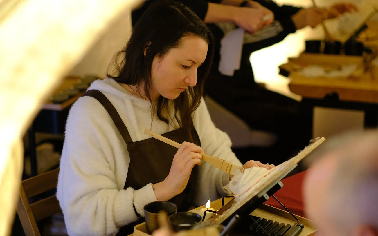workshop i å lage lamper av osaka-washi-papir sammen med en kunstner, inkludert en drink-7