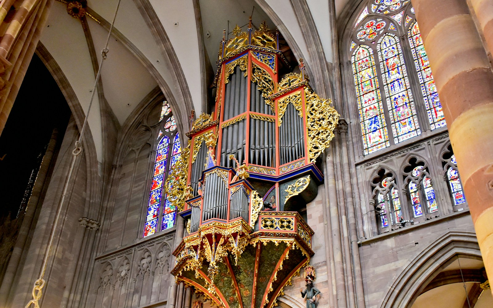 Grande Órgão da Catedral de Notre Dame em Paris, França, exibindo detalhes intrincados dos tubos.