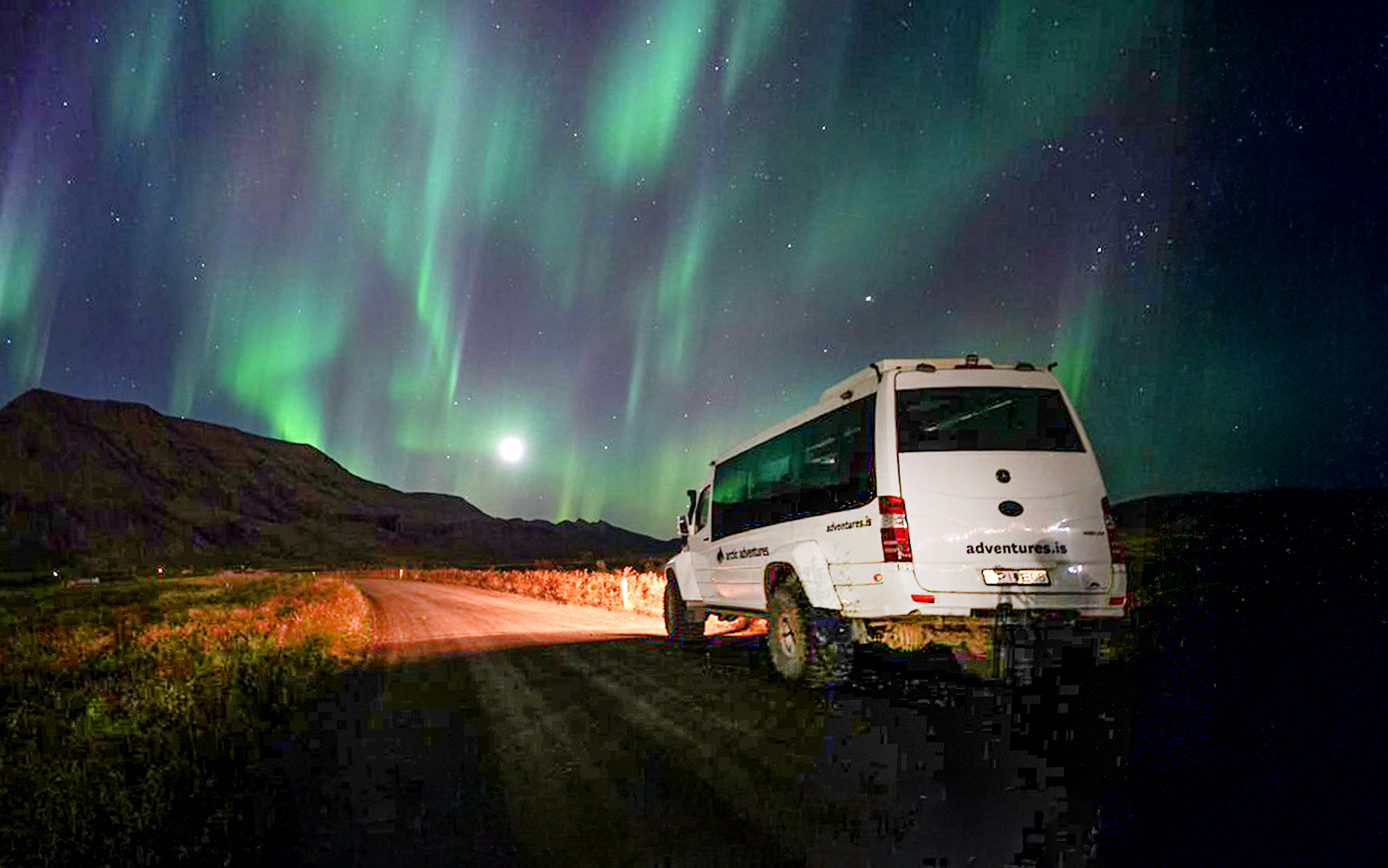 Super Jeep under northern lights on Premium Northern Lights Tour.
