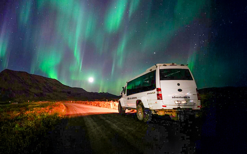 Super Jeep under northern lights on Premium Northern Lights Tour.