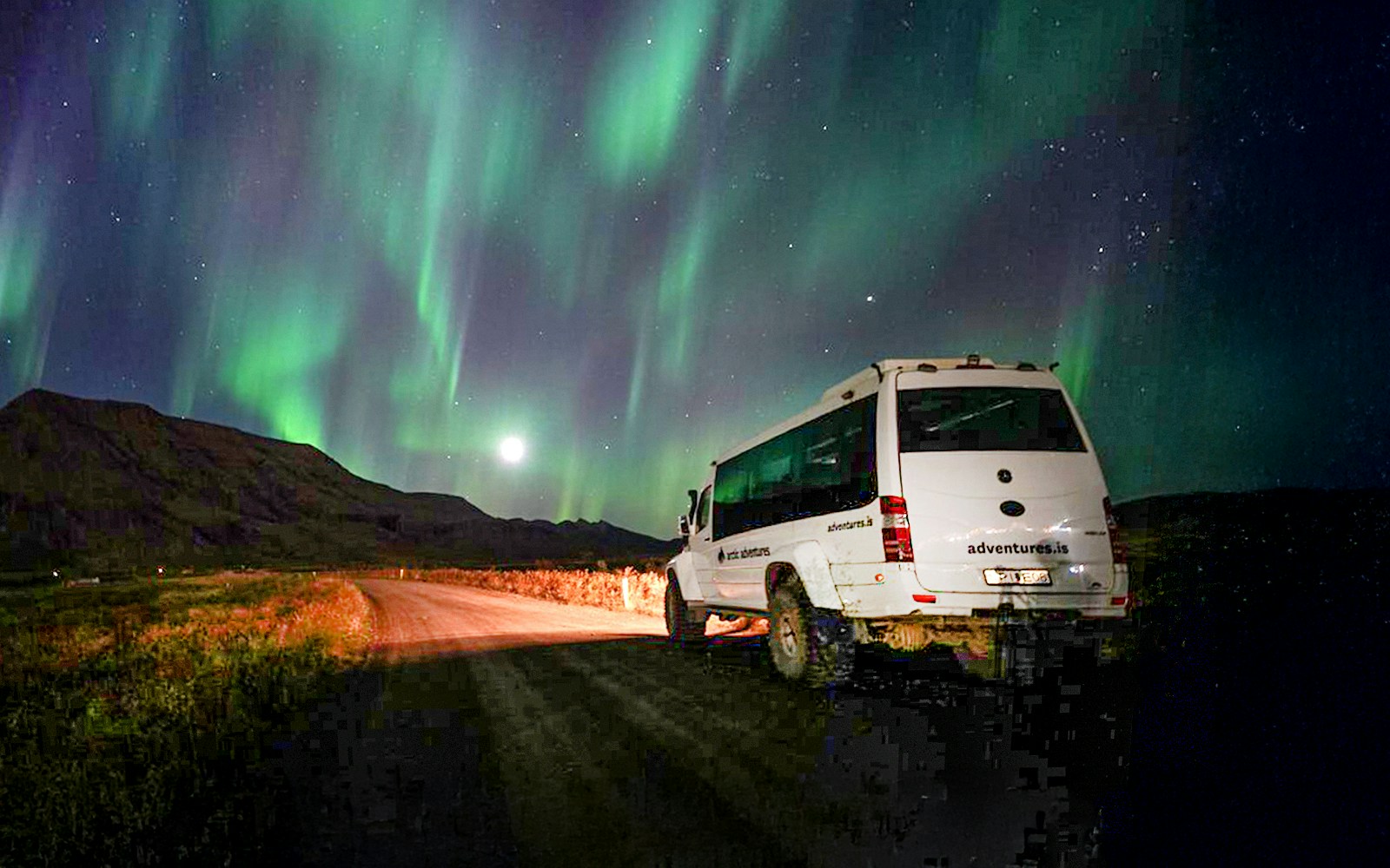 Super Jeep under northern lights on Premium Northern Lights Tour.