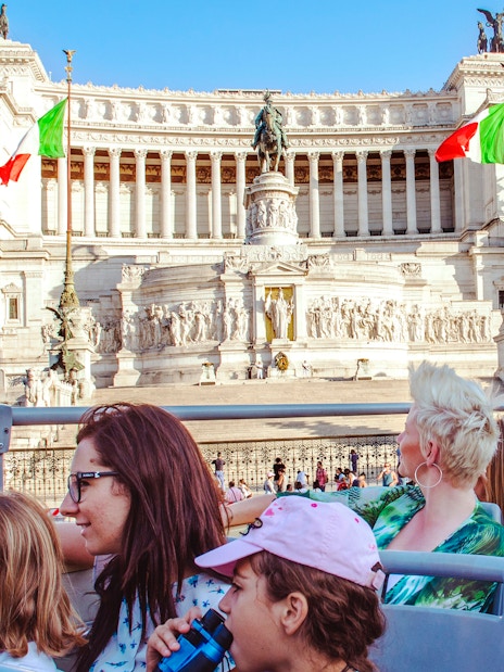 Tourists on a HOHO bus tour viewing the Altare della Patria in Rome.