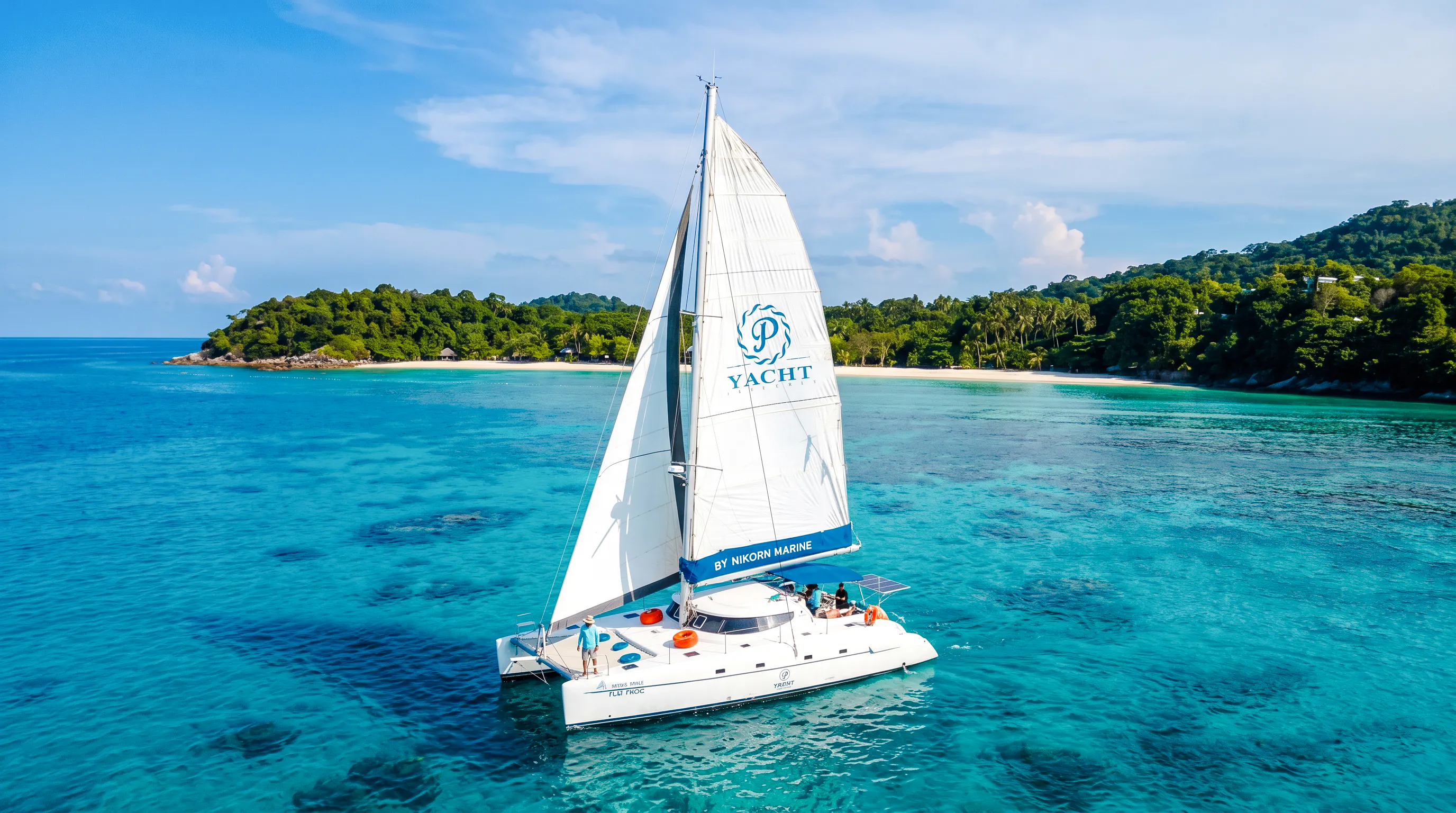 phuket: coral island en zonsondergang vanaf een zeilcatamaran-1