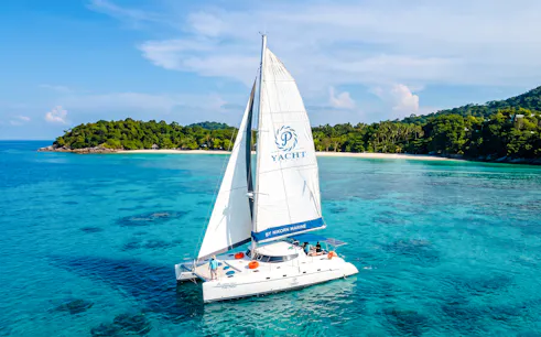 phuket: coral island en zonsondergang vanaf een zeilcatamaran-1