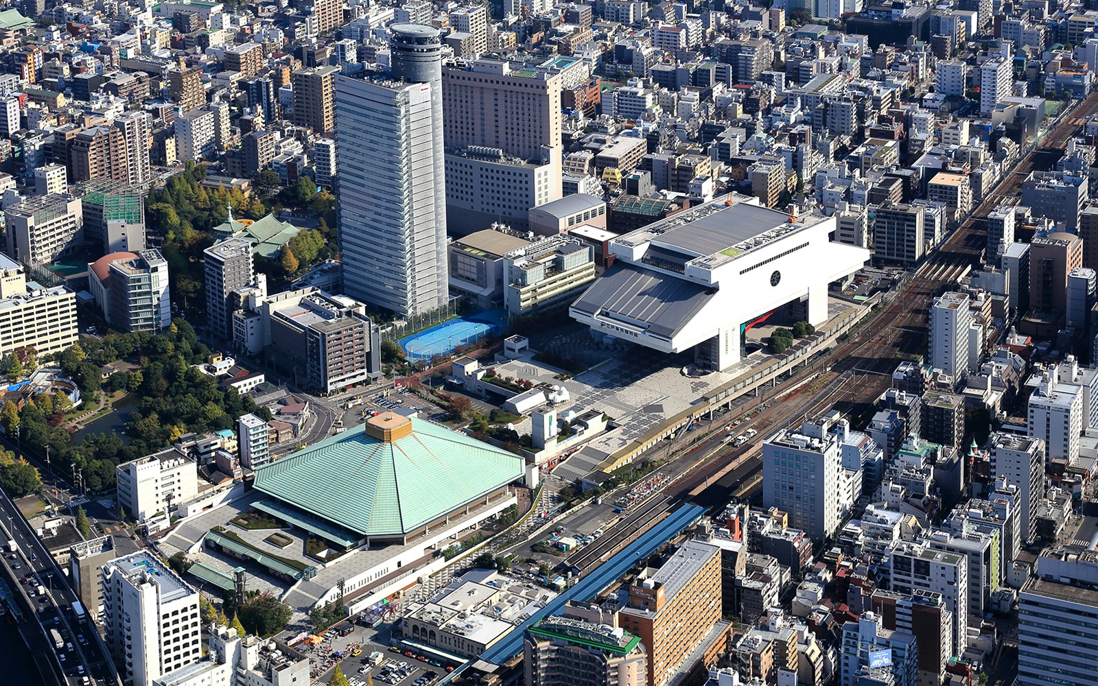 Luftaufnahme des Ryogoku-Viertels in Tokio mit dem Ryogoku Kokugikan, umgeben von Hochhäusern und Straßen