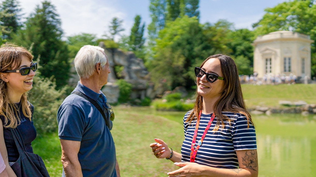 A person ggiving a tour guide about the gardens of Castel del Monte